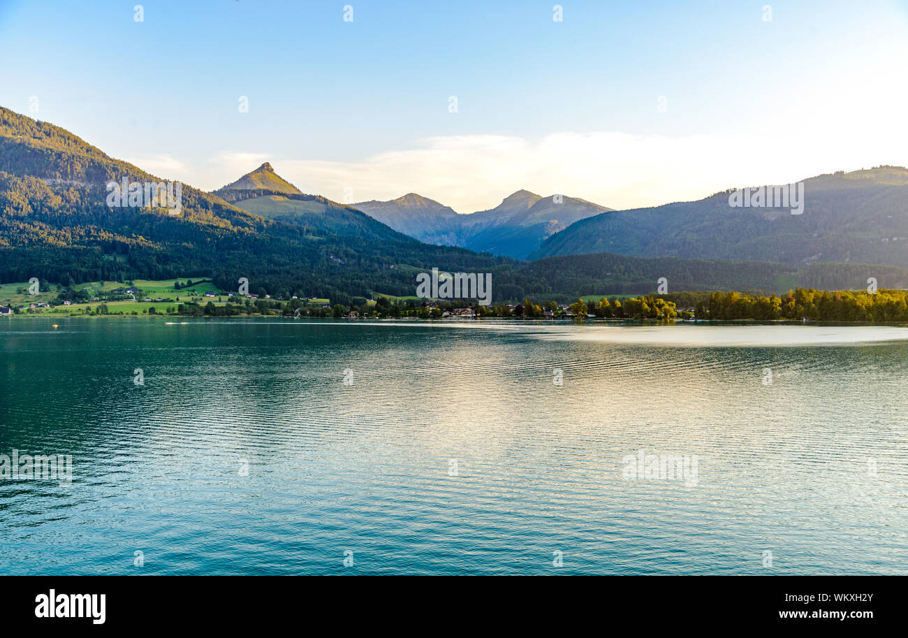 Bella vista serale da Sankt Wolfgang im Salzkammergut sulle montagne delle Alpi, il lago Wolfgangsee. Salisburgo, Austria Foto Stock