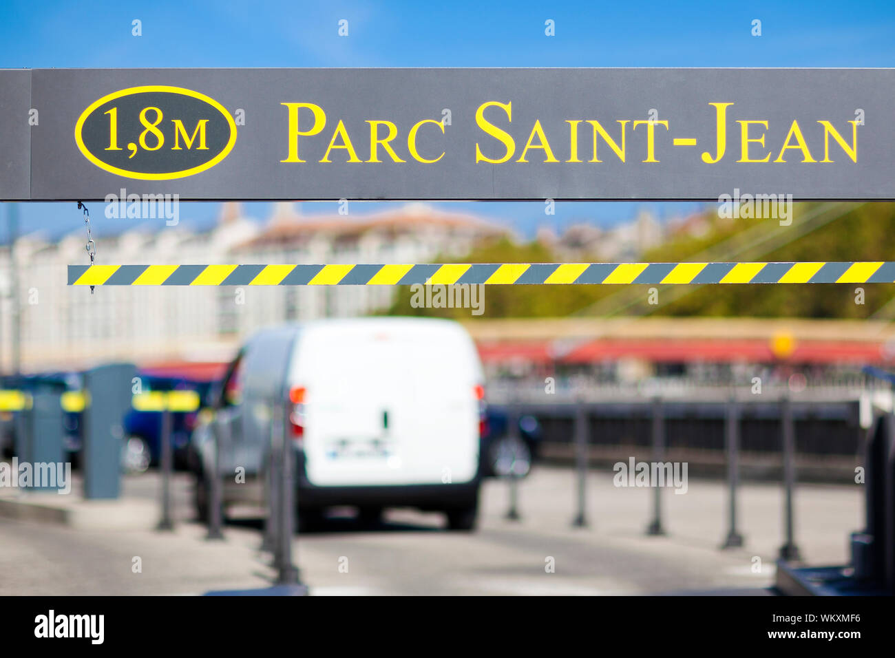 Parcheggio con posti auto a Lione, Francia Foto Stock