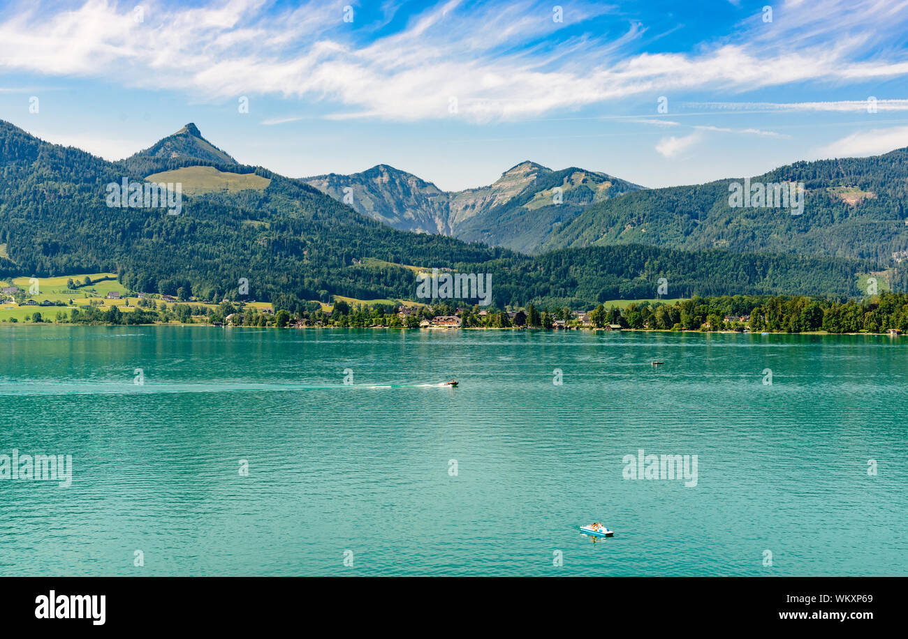 La splendida vista dal Sanktwolfgang im Salzkammergut sulle montagne delle Alpi, il lago Wolfgangsee. Salisburgo, Austria Foto Stock