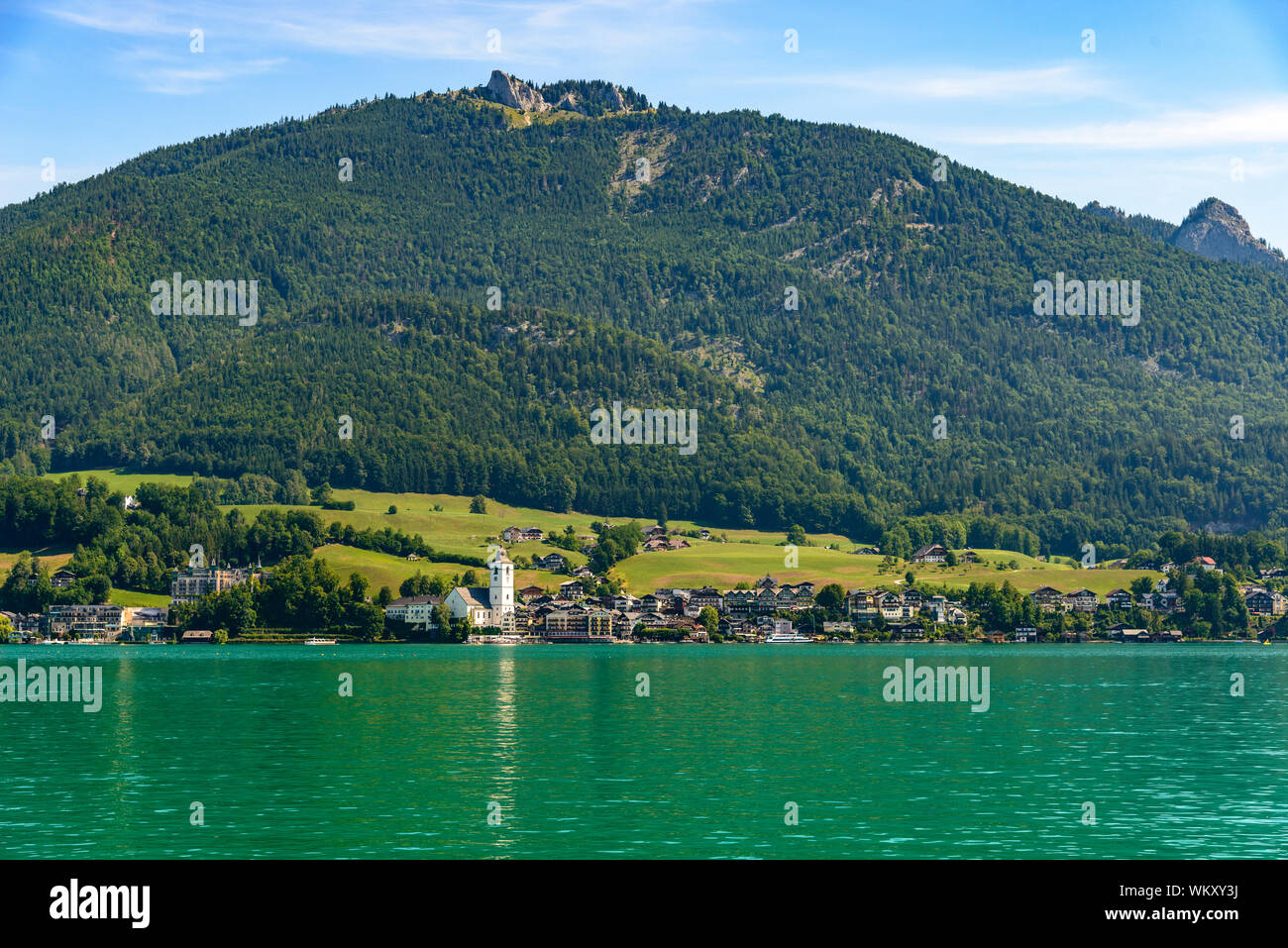 Bellissima vista sul Sanktwolfgang im Salzkammergut sulle montagne delle Alpi, il lago Wolfgangsee, cielo blu. Salisburgo, Austria Foto Stock