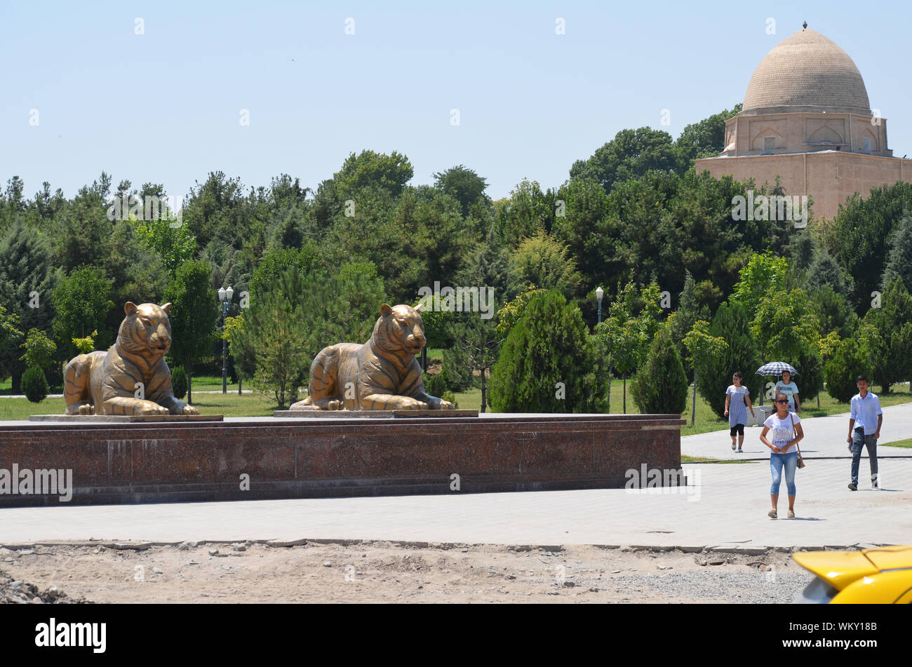 Custode di Golden Lion statue presso l'entrata di Amir Timur Park, Samarcanda, Uzbekistan Foto Stock