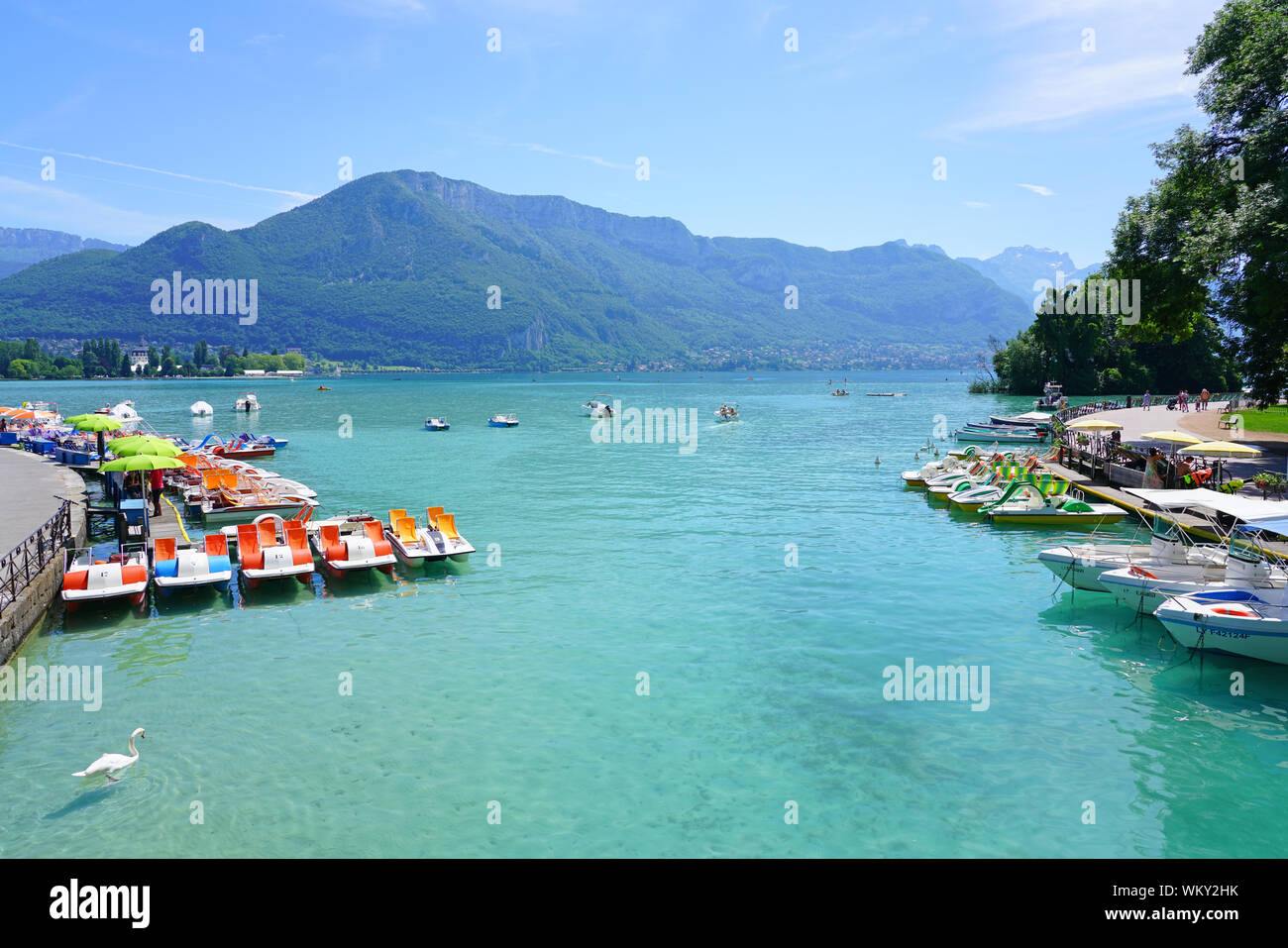 ANNECY, FRANCIA -24 Giu 2019- affitto barche lungo la passeggiata sul lago di Annecy in Annecy, Haute Savoie, Francia. Foto Stock