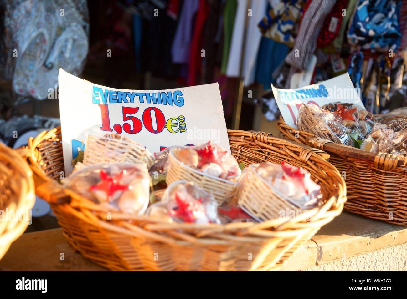 Conchiglia di mare negozio di souvenir in vendita con annuncio "tutto 1,50 euro' Foto Stock