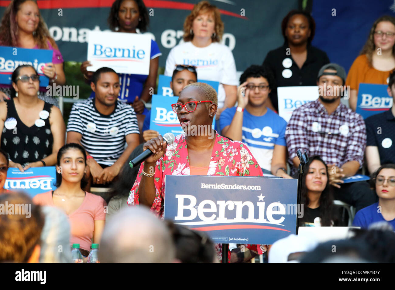 Nina Turner, nazionali di co-presidente di Bernie Sanders's 2020 campagna presidenziale introduce lui durante il suo cambiamento climatico municipio di crisi in Myrtle Beach Foto Stock