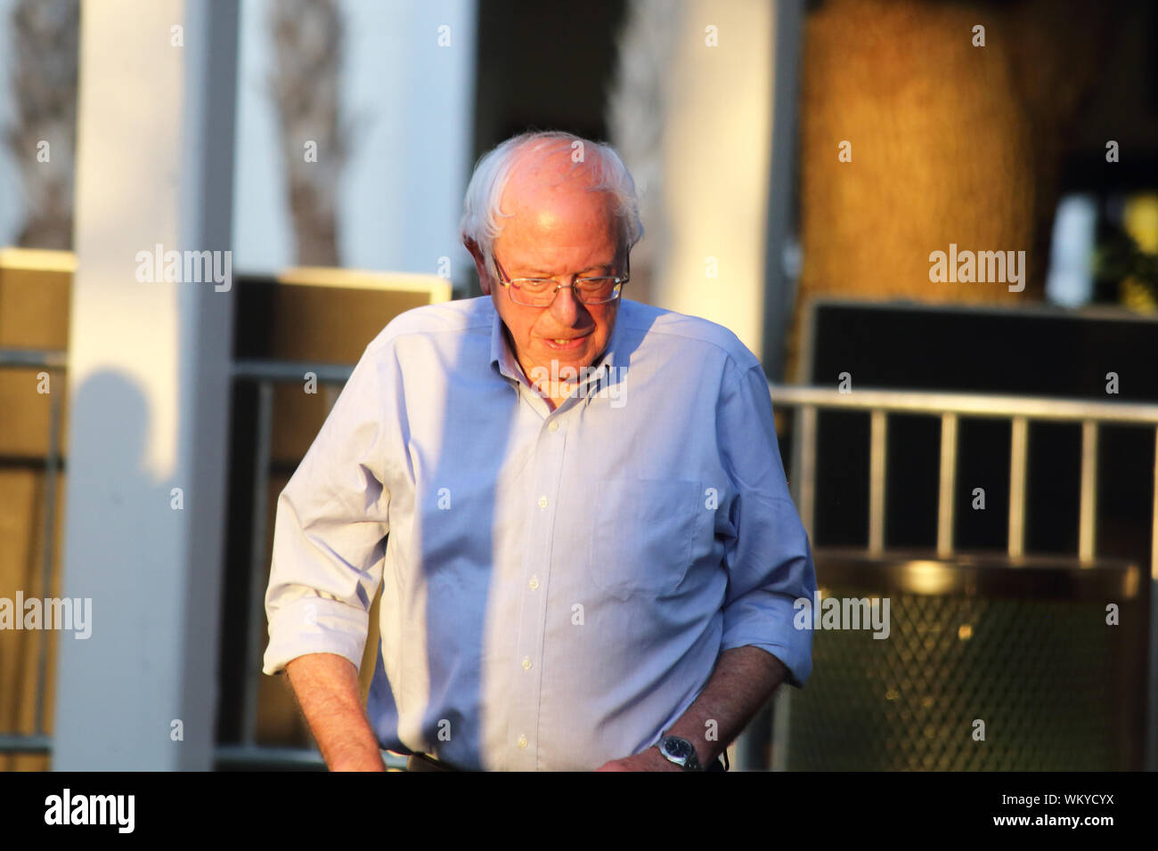 2020 Il candidato presidenziale Bernie Sanders passeggiate sul palco durante il suo cambiamento climatico municipio di crisi a Chapin Park in Myrtle Beach, Carolina del Sud Foto Stock