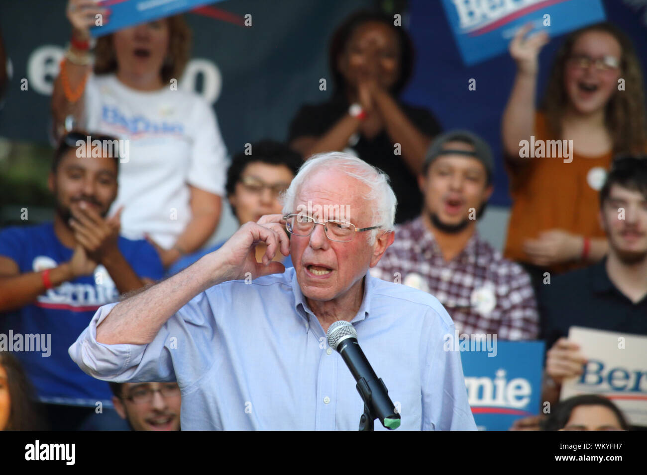 2020 Il candidato presidenziale Bernie Sanders parla sul palco durante il suo cambiamento climatico municipio di crisi a Chapin Park in Myrtle Beach, Carolina del Sud su Foto Stock