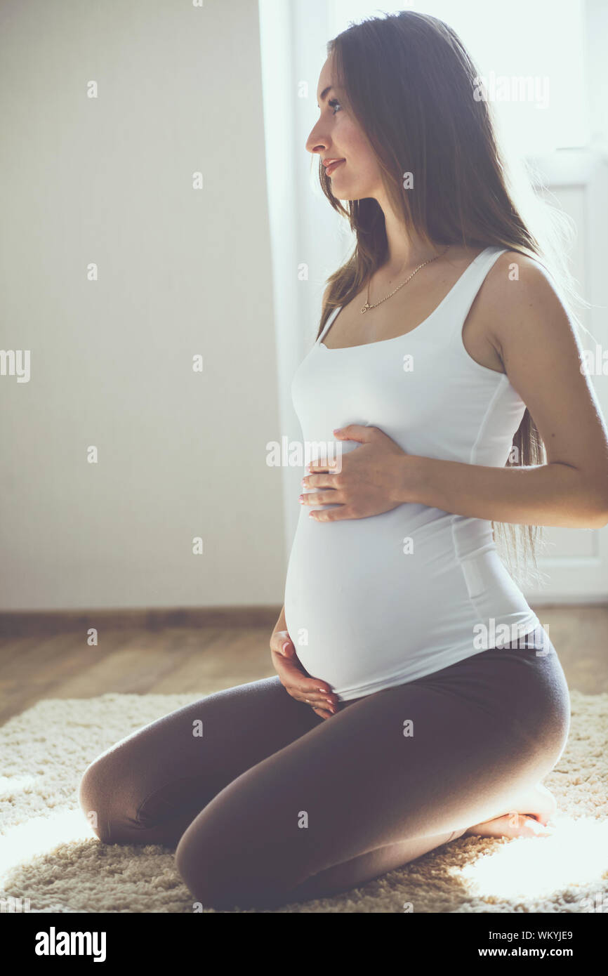 Home Ritratto di donna in stato di gravidanza Foto Stock