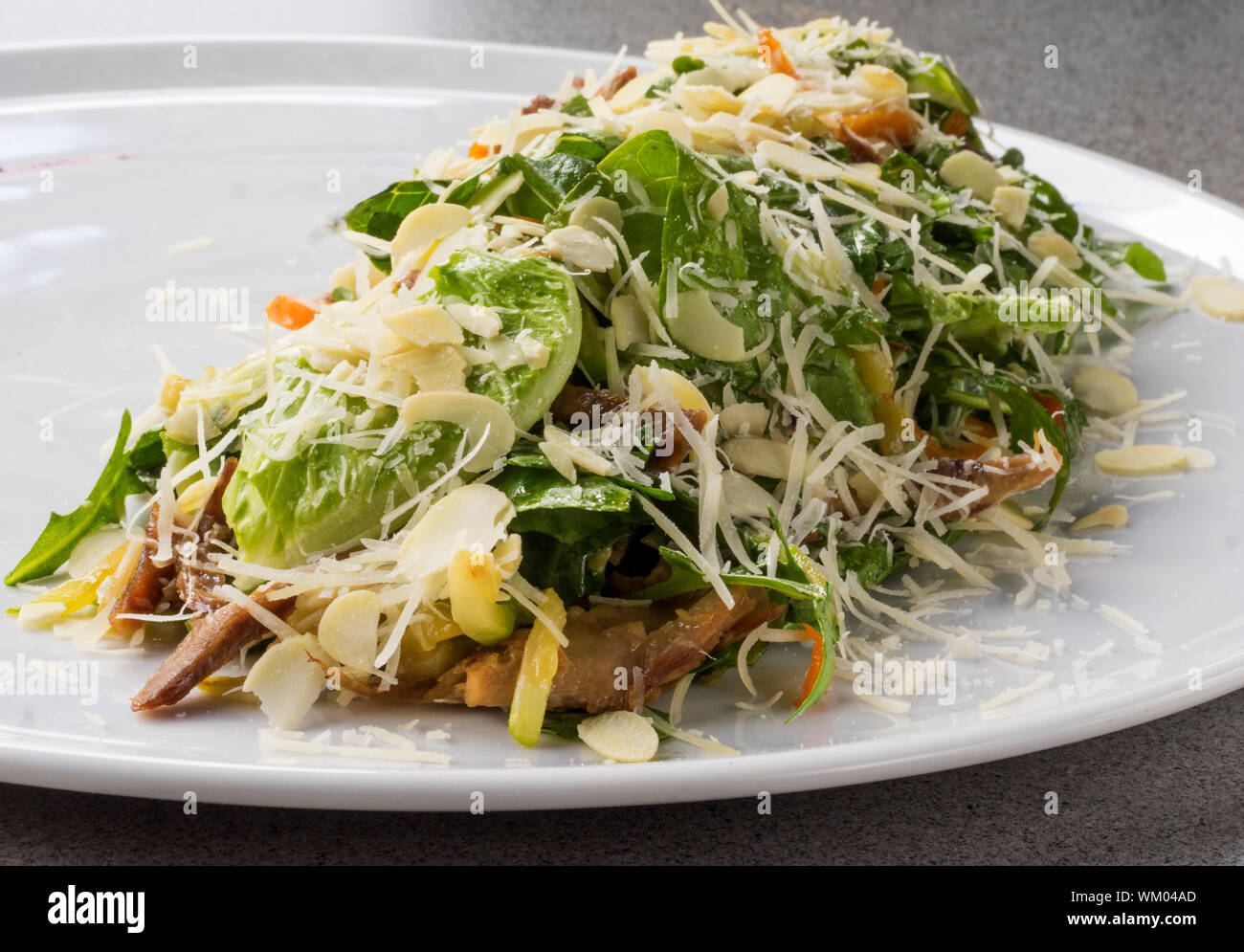 Close-up di insalata fresca con grigliate di carne di anatra nella piastra Foto Stock