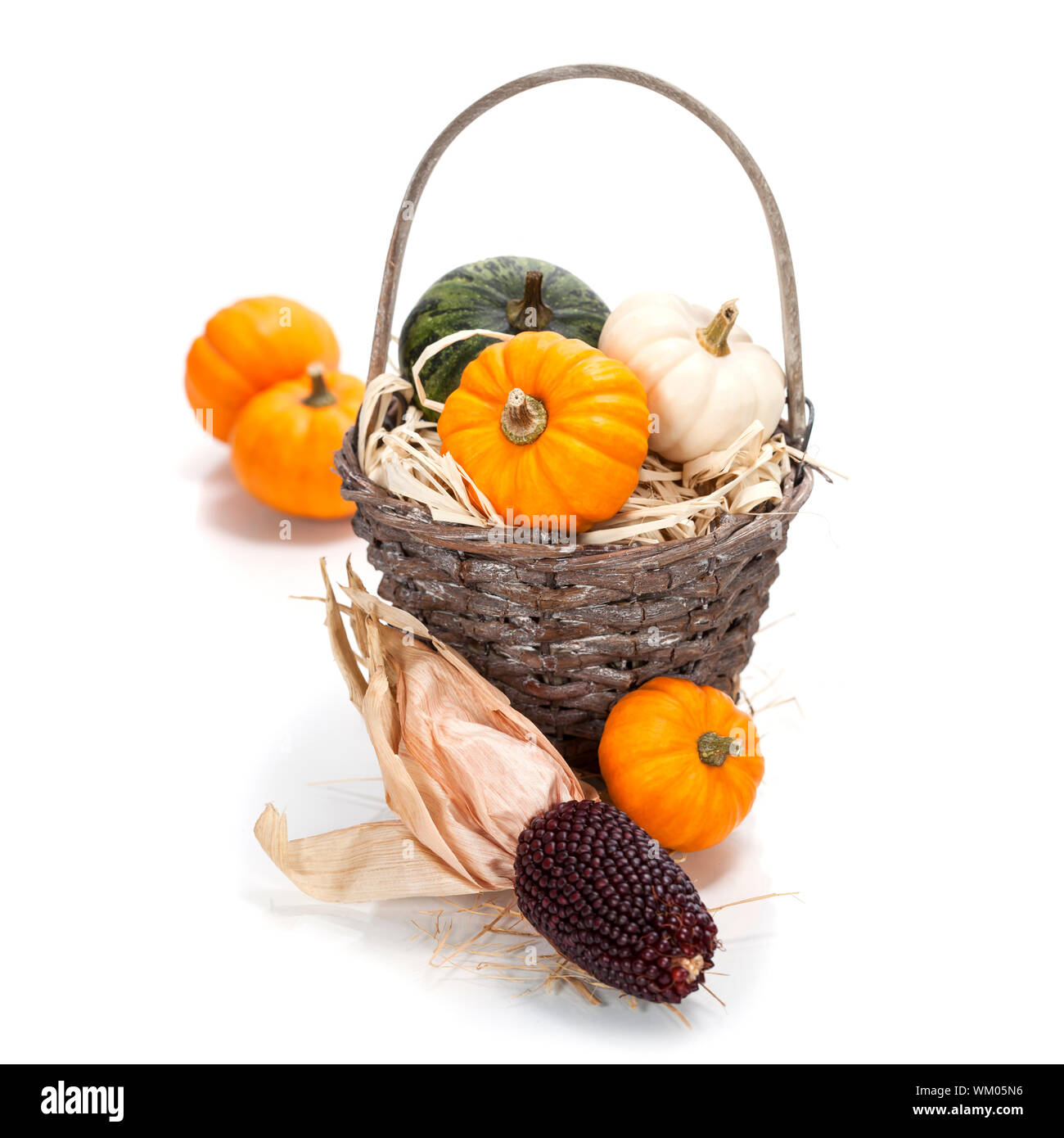 Composizione di autunno ( Zucche e mais sul vecchio tavolo in legno). La Giornata del ringraziamento concept Foto Stock