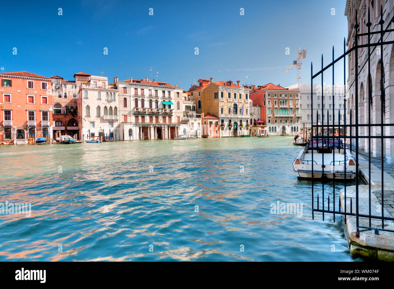 Ampia angolazione su Canal a Venezia con case in background Foto Stock
