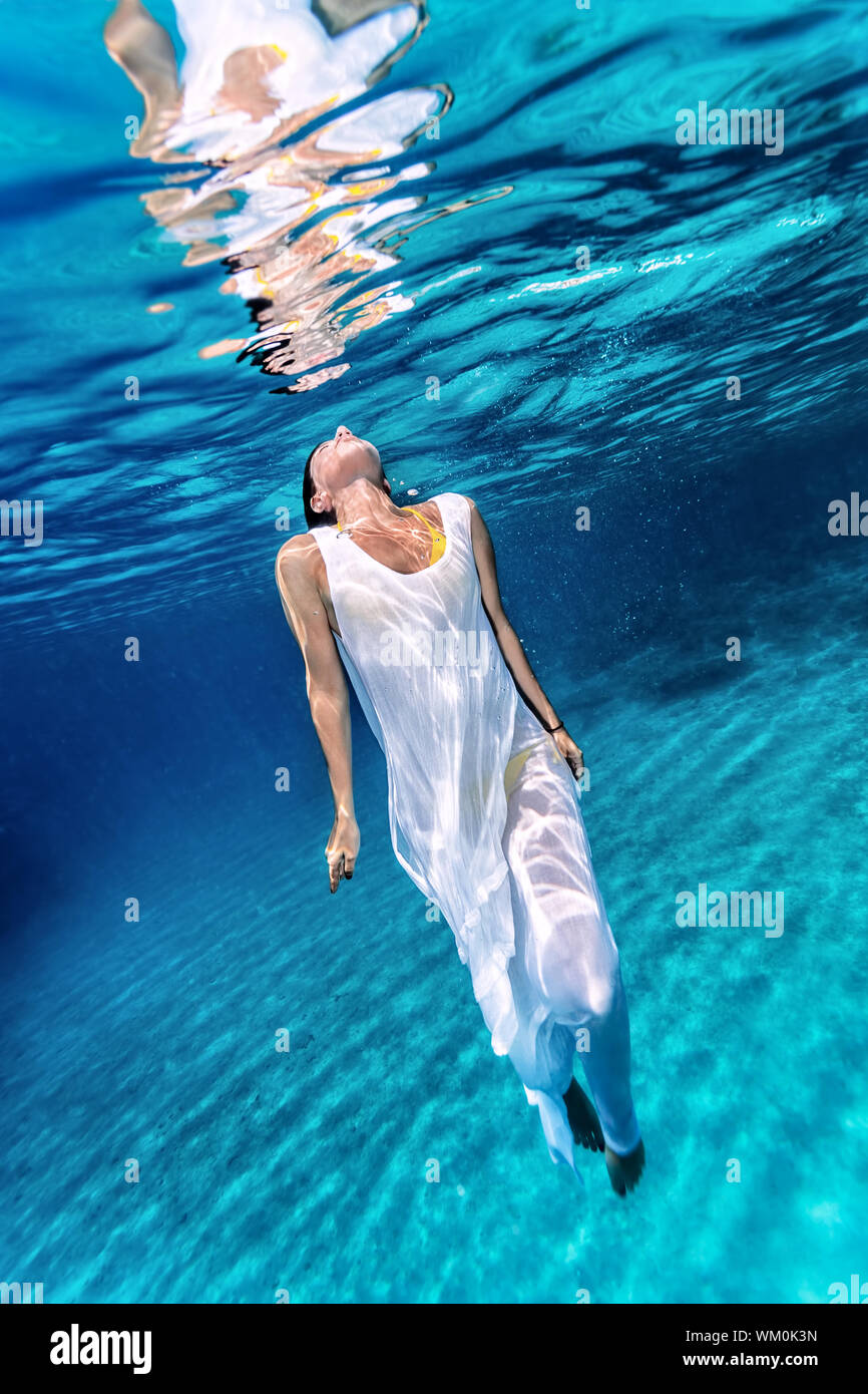 Bellissima femmina underwater Foto Stock