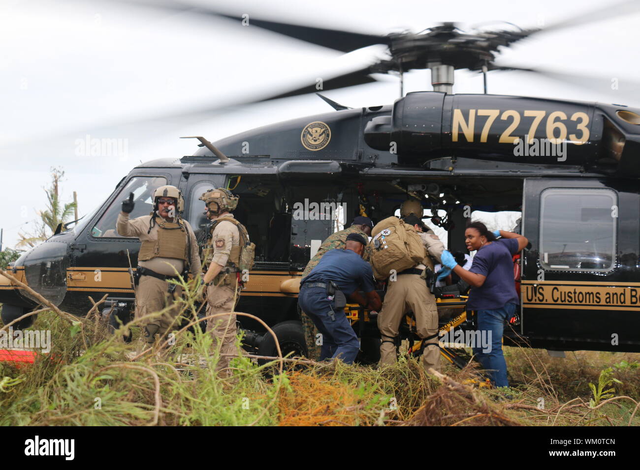 Marsh Harbour, Abaco, Bahamas. 03 Settembre, 2019. Un U.S delle dogane e della protezione delle frontiere aria e operazioni Marine Black Hawk caricare feriti sopravvissuti durante le operazioni di soccorso dopo il passaggio dell uragano Dorian Settembre 3, 2019 in Marsh Harbour, Abaco, Bahamas. Dorian ha colpito la piccola isola nazione come una categoria 5 tempesta con venti di 185 km/h. Credito: Keith Smith CBP/foto/Alamy Live News Foto Stock