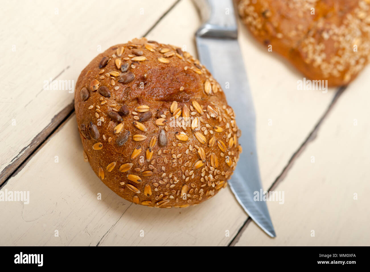 Pane organico su tavolo rustico Foto Stock