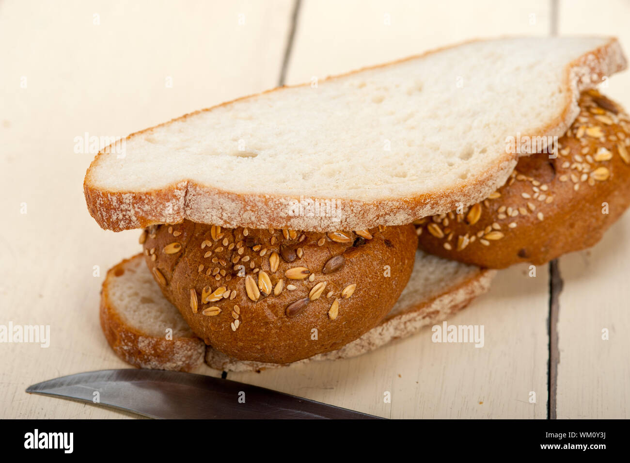 Pane organico su tavolo rustico Foto Stock