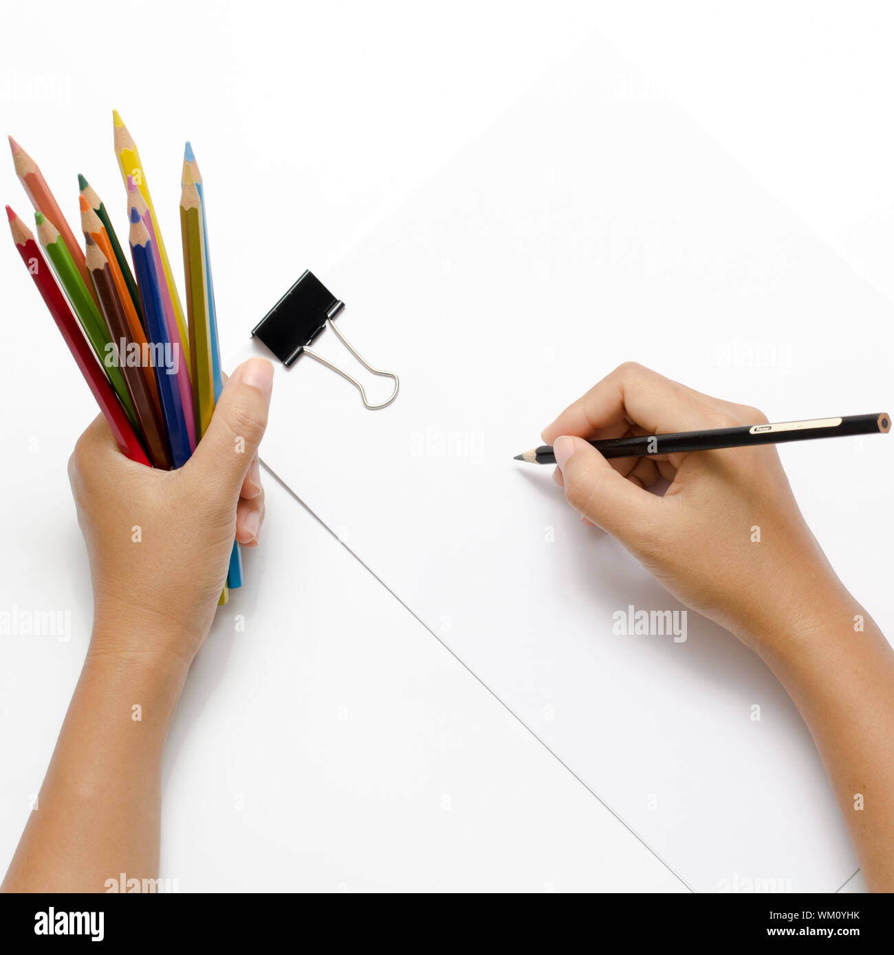 Asia donna mano destra con matita nera e la mano sinistra con matita  colorata sullo sbozzato libro bianco su sfondo bianco Foto stock - Alamy