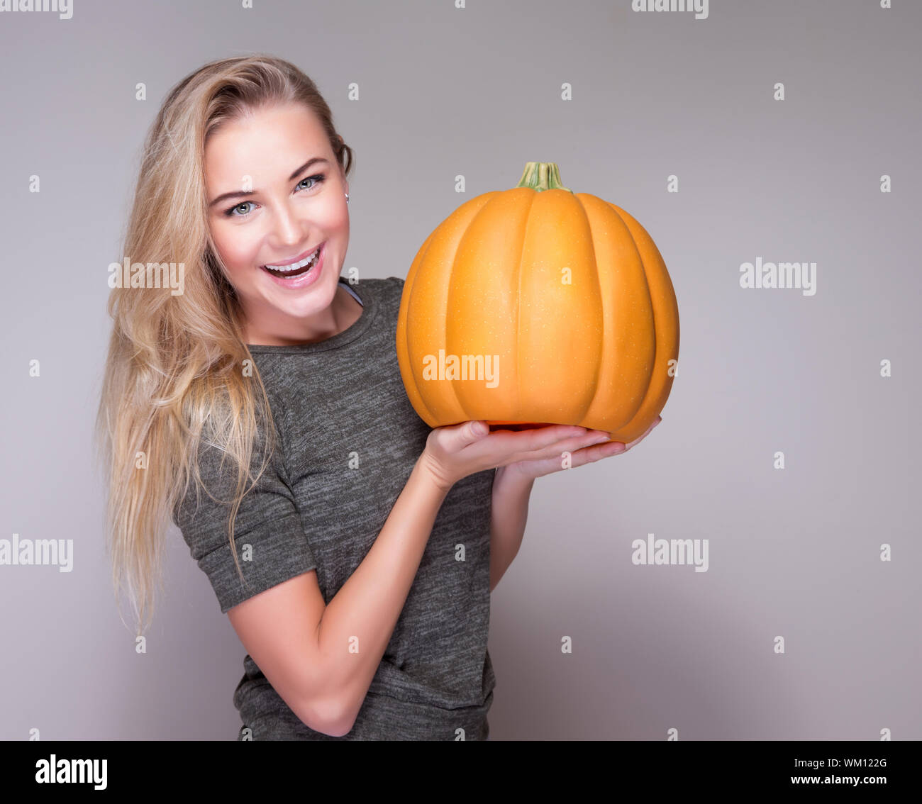 Donna felice con la zucca Foto Stock