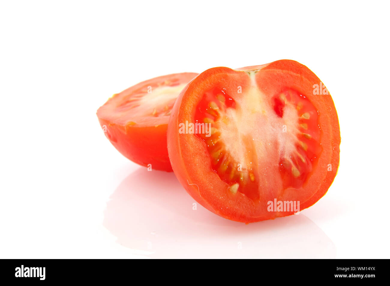 Pomodoro tagliato in due semi parti isolato su bianco Foto Stock