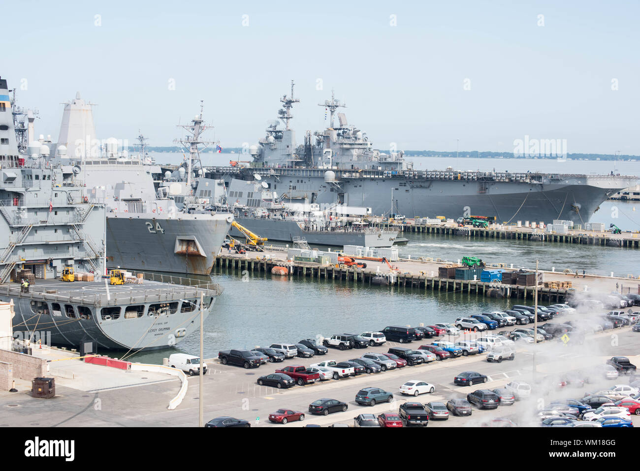 Norfolk, Virginia, Stati Uniti d'America. 04 settembre 2019. Stati Uniti Navi della Marina militare iniziare uscire i bacini al Naval Station Norfolk prima dell uragano Dorian, che è previsto per portare alta venti e piogge pesanti per la regione Settembre 4, 2019 a Norfolk, Virginia. Tutte le navi presso la Marina Militare massiccia base sono voce fuori al mare dove essi sono più sicuri dalla tempesta in avvicinamento. Credito: scale di Luka/STATI UNITI Navy/Alamy Live News Foto Stock