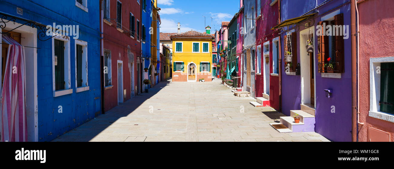 Vista panoramica di coloratissimi street a Burano, vicino a Venezia, Italia Foto Stock
