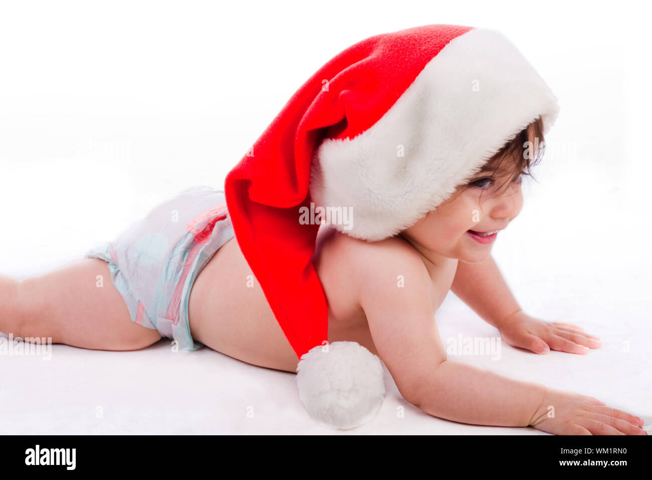 Santa Baby cercando di strisciare in un isolato sfondo bianco Foto Stock