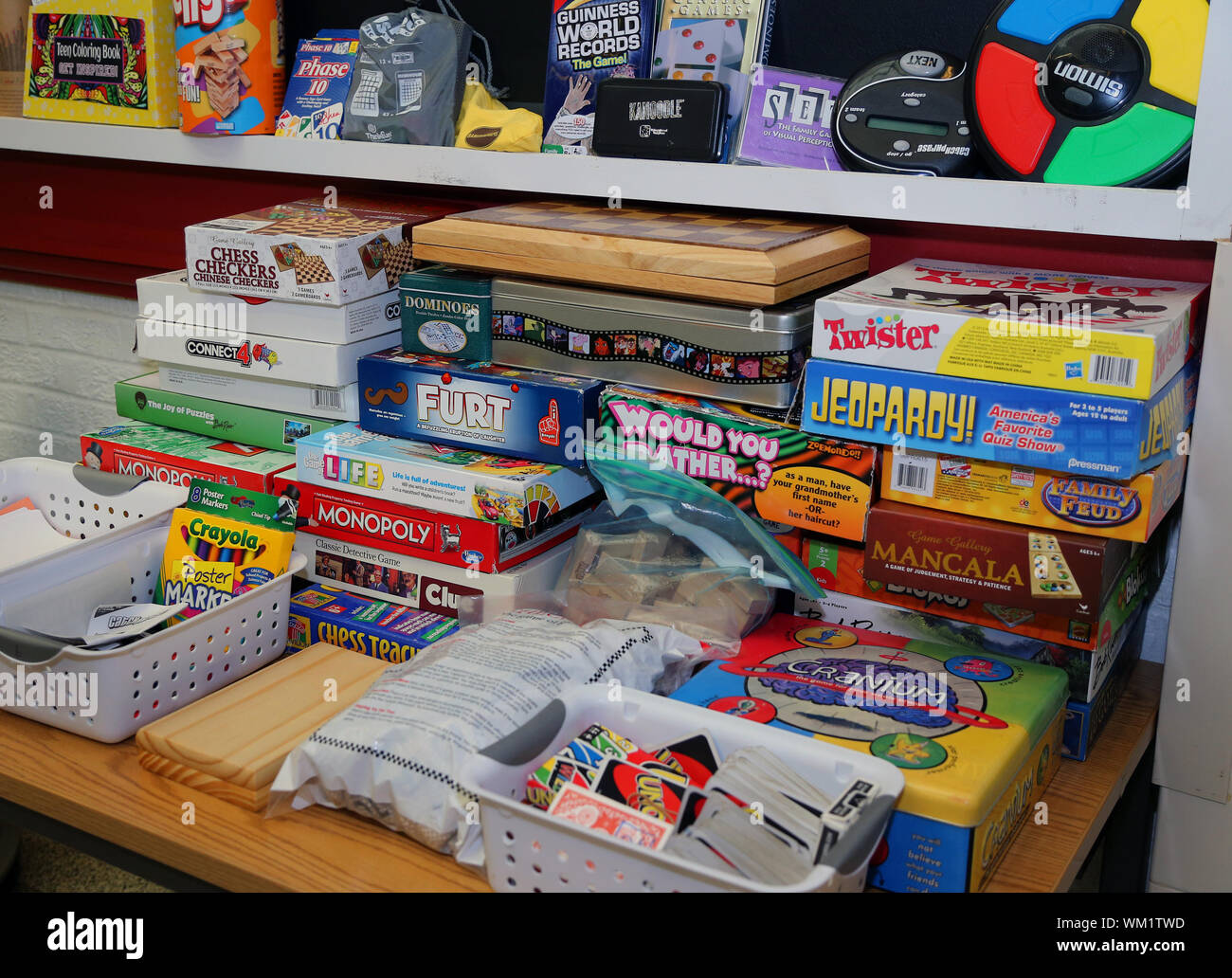 Pila di giochi da tavolo presso una scuola superiore Foto Stock