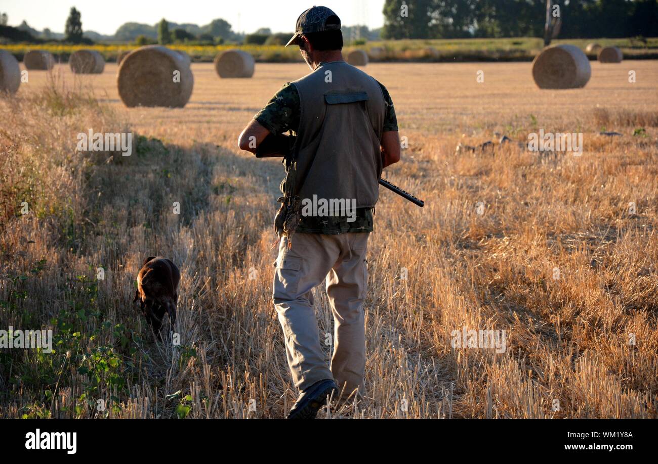 Cacciatore con cane Foto Stock