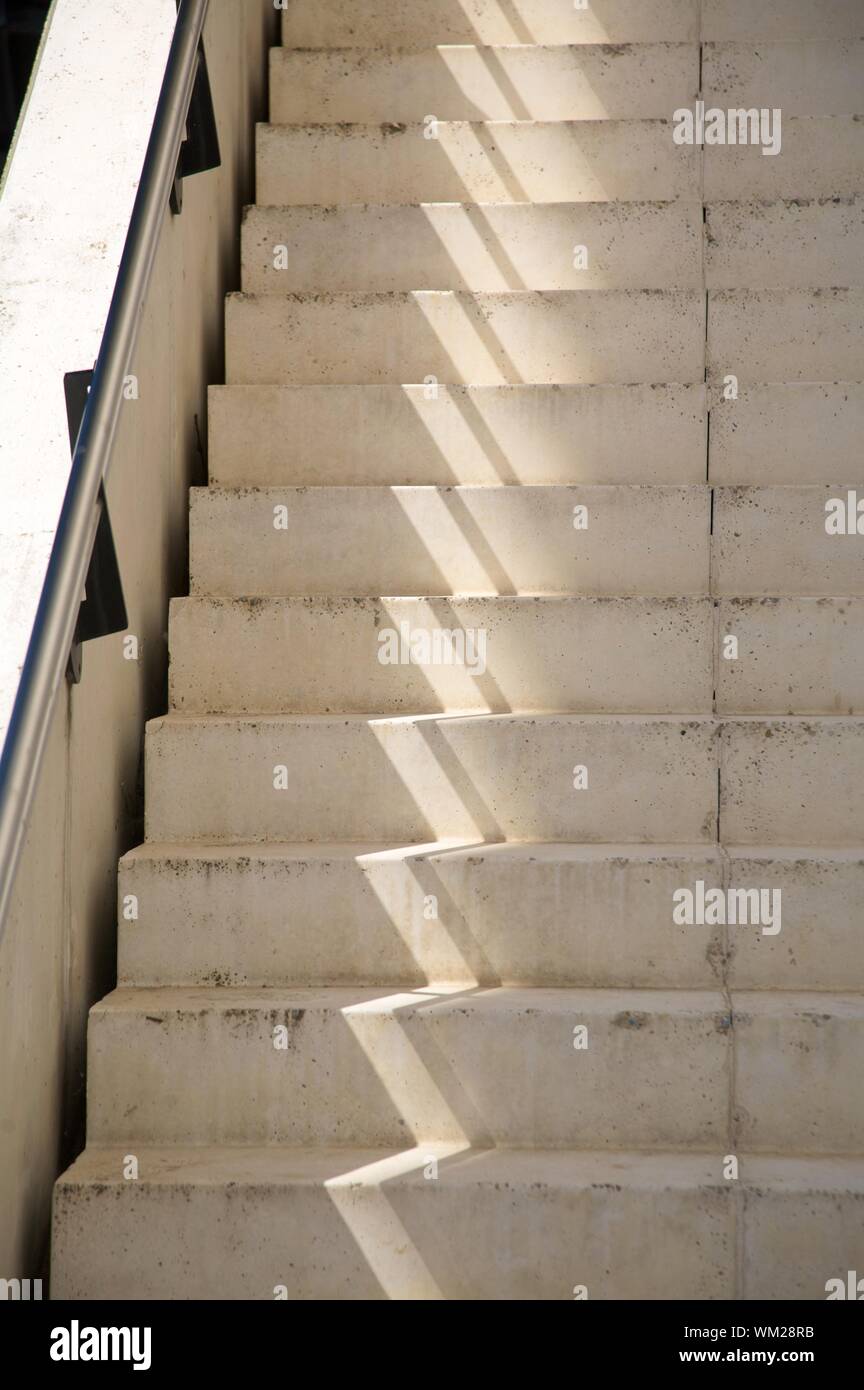 Bianco scale di pietra al di fuori dell'aeroporto di Lione Foto Stock