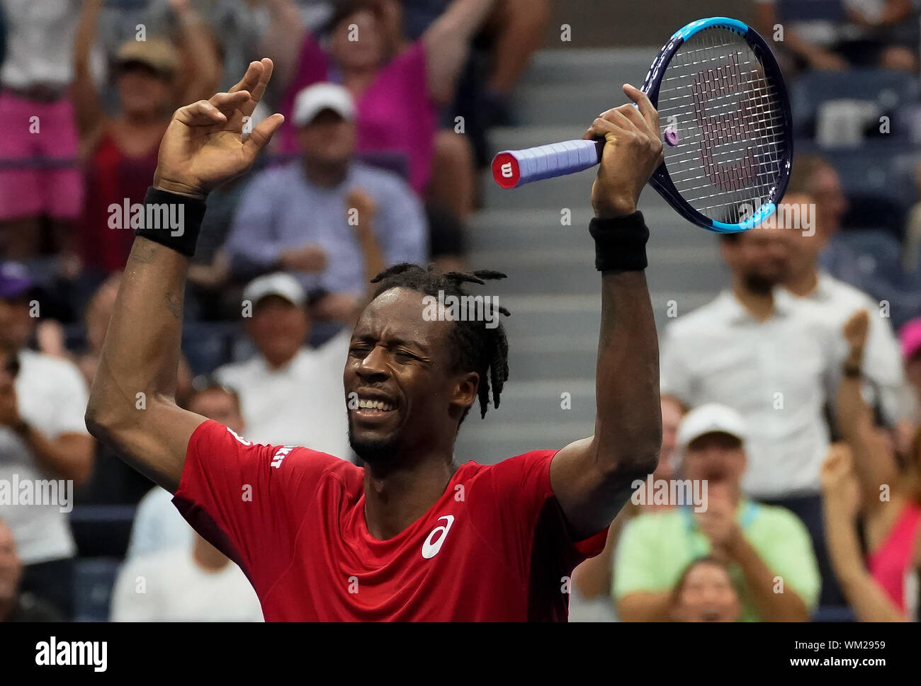 Il Flushing Meadow, gli Stati Uniti. 04 Sep, 2019. Gael Monfils, della Francia, reagisce dopo che ha ritornato un colpo da Matteo Berrettini, dell'Italia, nel loro quarto di finale di partita in Arthur Ashe Stadium al 2019 US Open Tennis campionati a USTA Billie Jean King National Tennis Center su Mercoledì, 4 settembre 2019 a New York City. Foto di Ray Stubblebine/UPI Credito: UPI/Alamy Live News Foto Stock