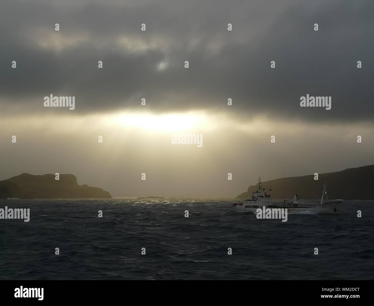 Una barca da pesca fuori la mattina presto prima della tempesta hits vicino a Tristan de cuna nel Sud Atlantico Foto Stock