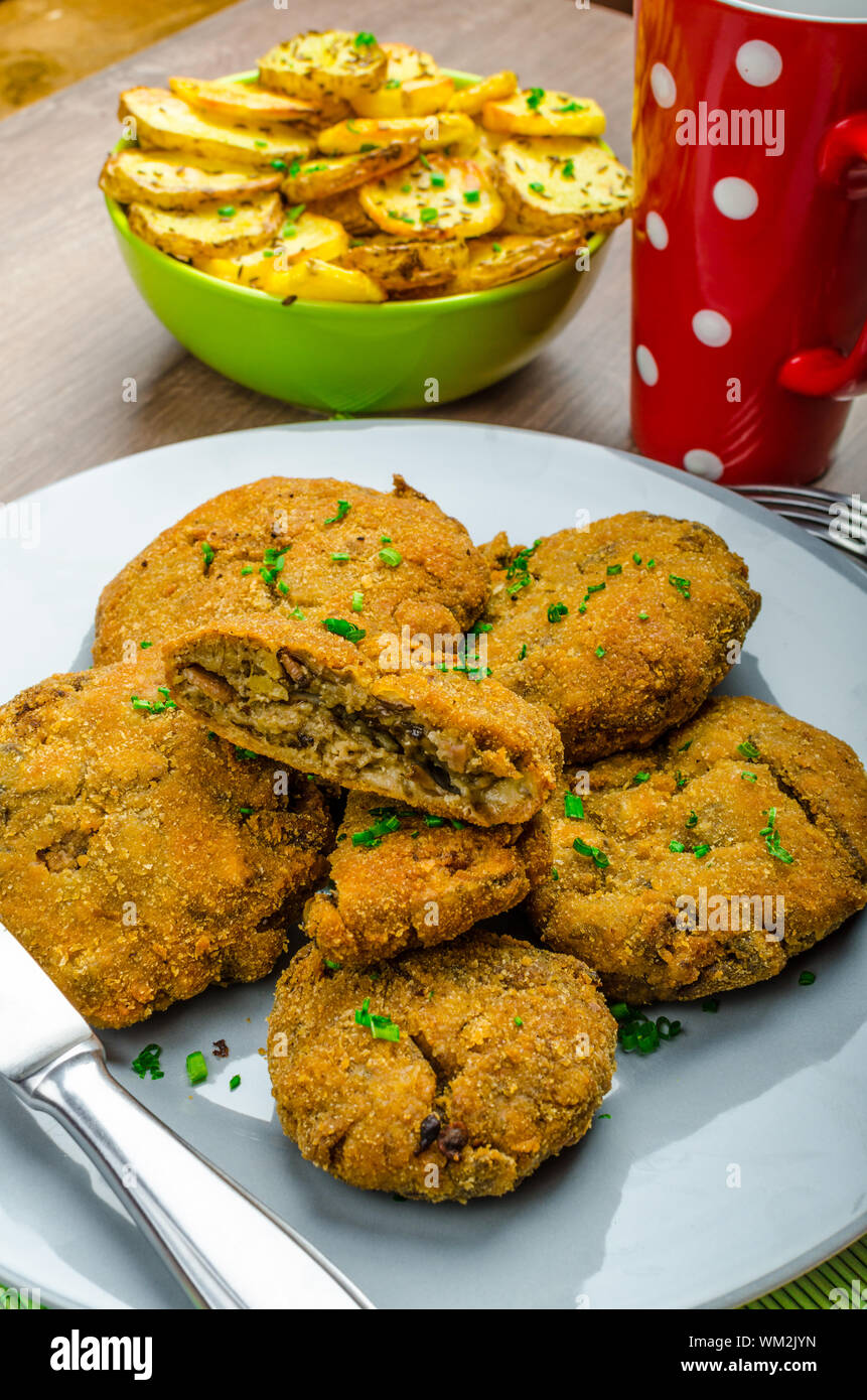 Panato croccante schnitzel a fungo con il francese di fritte Foto Stock