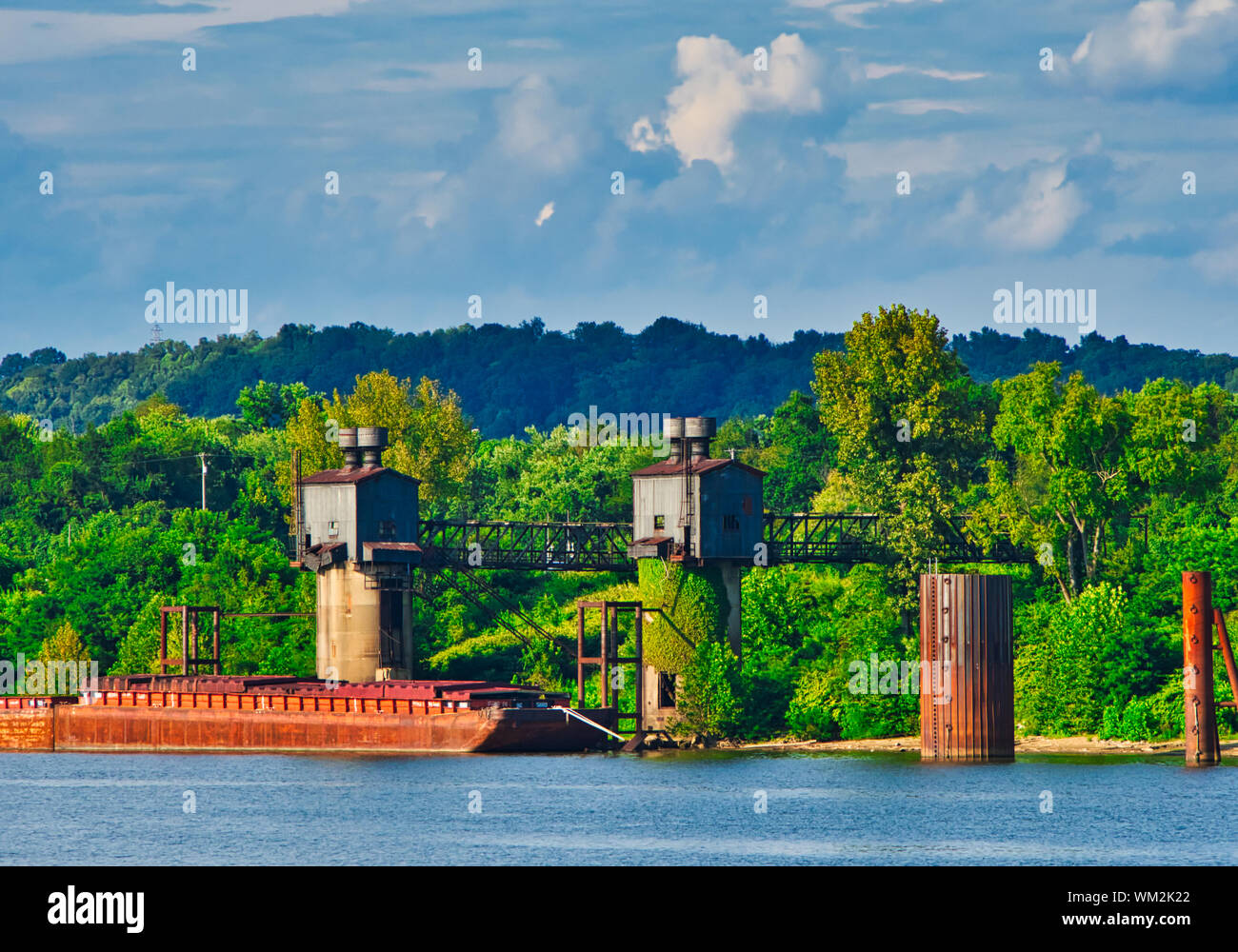 River Barge a carbone stazione di carico lungo il fiume Ohio. Foto Stock