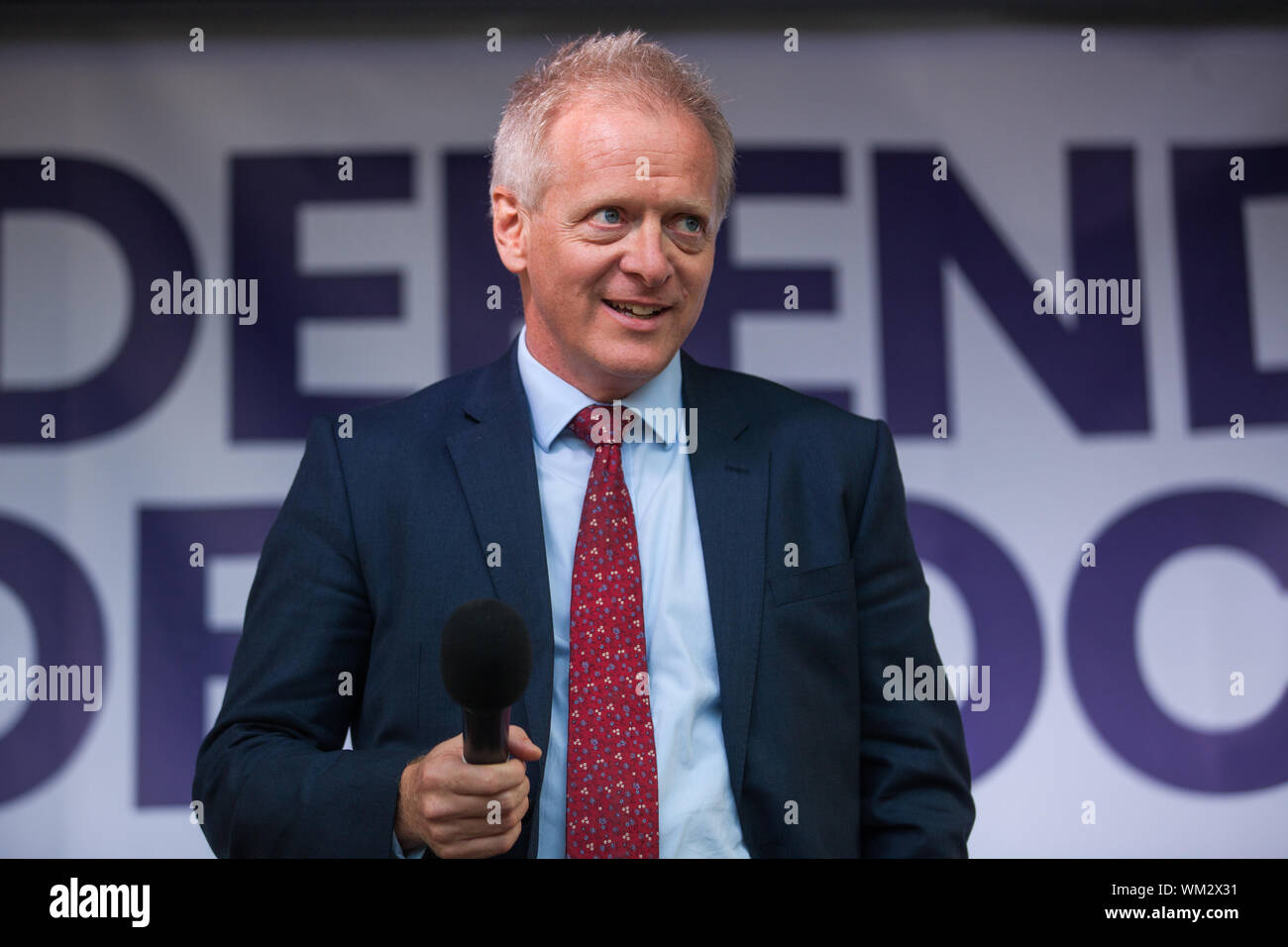 Londra, Regno Unito. Il 4 settembre, 2019. Dr Phillip Lee, il gruppo del Partito europeo dei liberali democratici MP per Bracknell, indirizzi rimangono sostenitori a difendere la nostra democrazia rally in piazza del Parlamento poco dopo la MPs ha superato il ritardo Brexit bill in House of Commons. Credito: Mark Kerrison/Alamy Live News Foto Stock