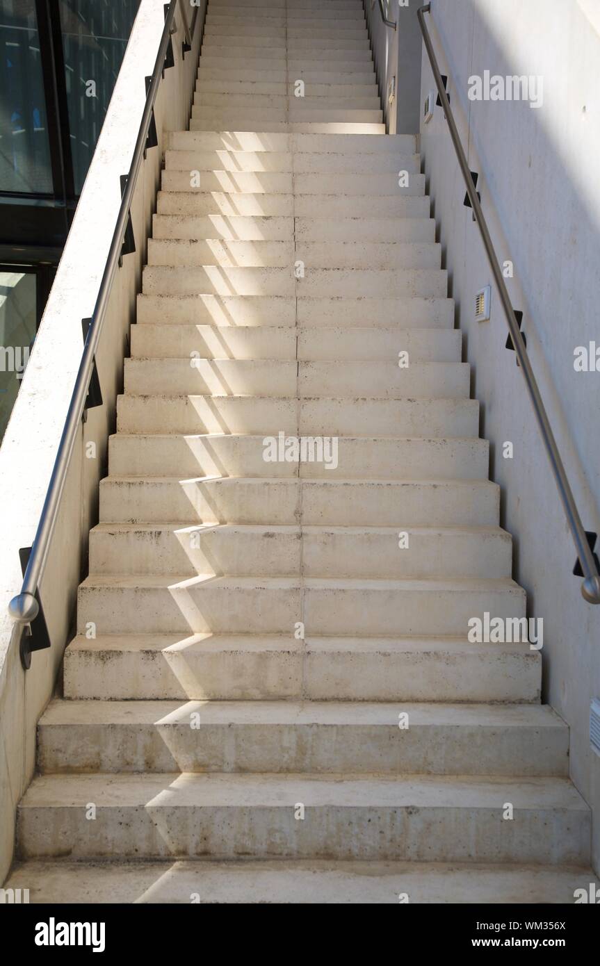 Bianco scale di pietra al di fuori dell'aeroporto di Lione Foto Stock