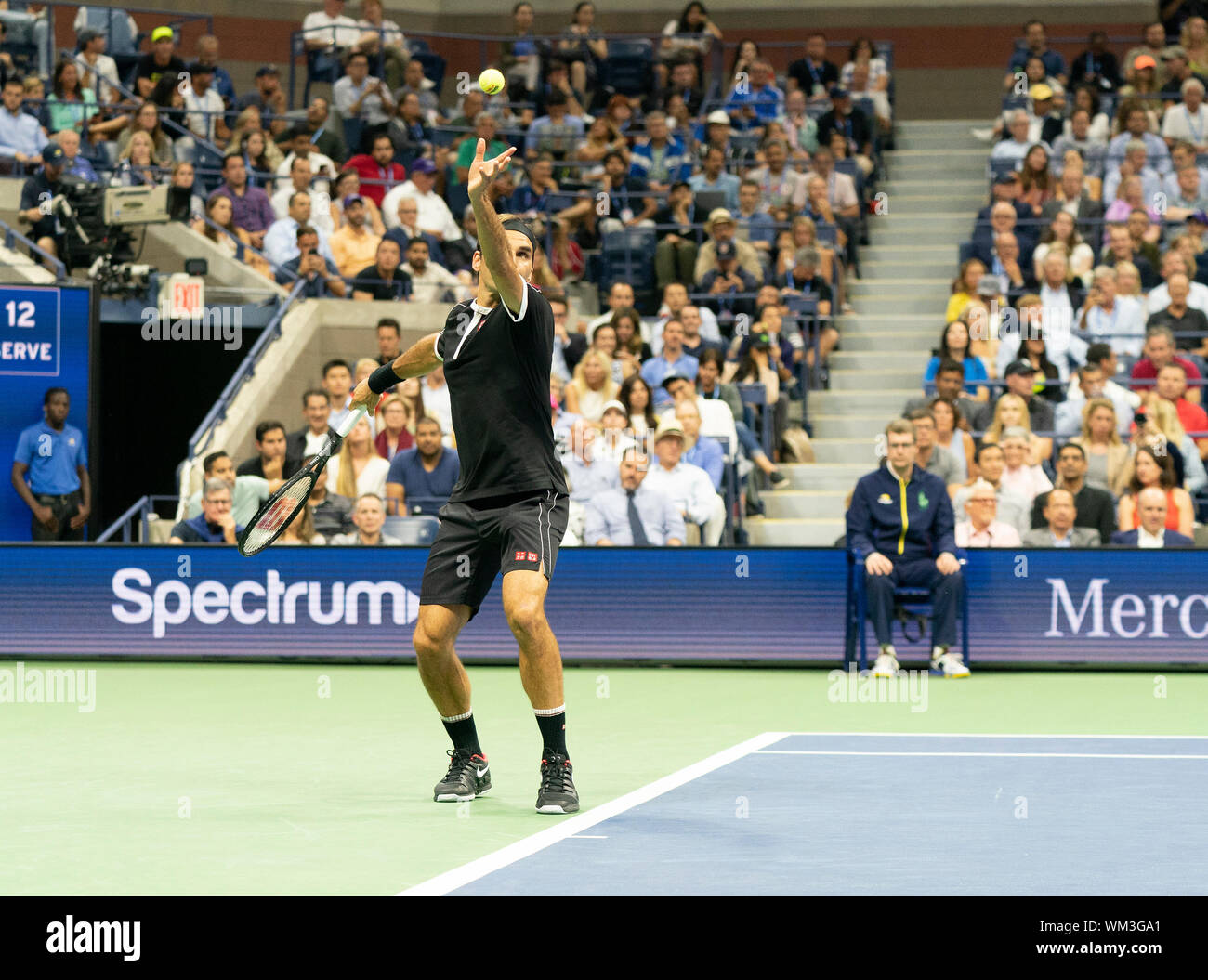 Manchester, Stati Uniti. 03Sep, 2019. Roger Federer (Svizzera) in azione durante il trimestre finale del US Open Championships contro Grigor Dimitrov (Bulgaria) a Billie Jean King National Tennis Center (foto di Lev Radin/Pacific Stampa) Credito: Pacific Press Agency/Alamy Live News Foto Stock