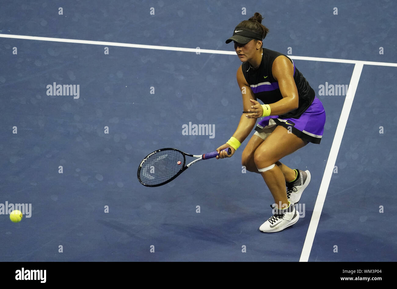 Il Flushing Meadow, gli Stati Uniti. 04 Sep, 2019. Bianca Andreescu, del Canada, restituisce un colpo da Elise Mertens, Belgio, nel loro quarto di finale di partita in Arthur Ashe Stadium al 2019 US Open Tennis campionati a USTA Billie Jean King National Tennis Center su Mercoledì, 4 settembre 2019 a New York City. Foto di Ray Stubblebine/UPI Credito: UPI/Alamy Live News Foto Stock