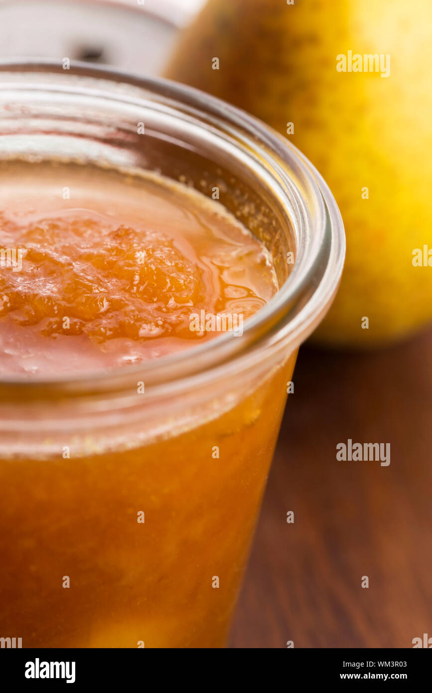 Bicchiere di marmellata di pera con arancia Foto Stock