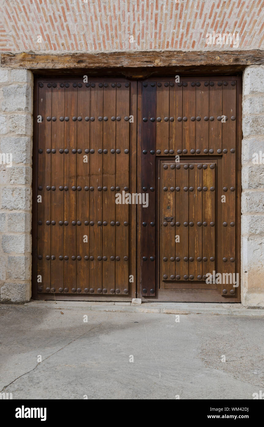 Vecchia porta in legno che conduce a Valladolid, "Castilla y Leon, Spagna. Foto Stock