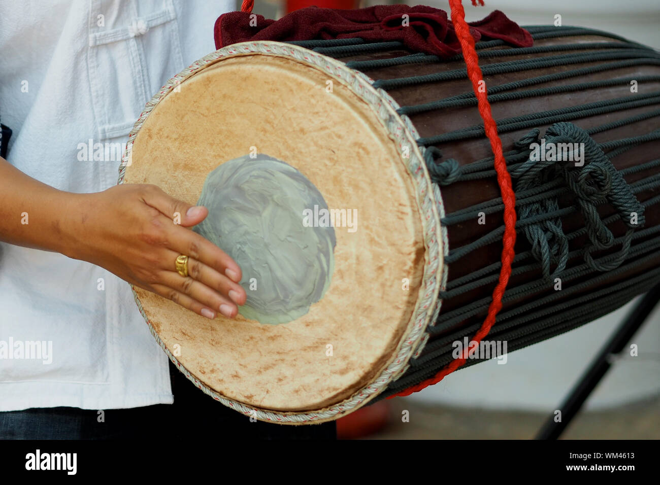 Uomo che suona il tamburo della mano immagini e fotografie stock ad