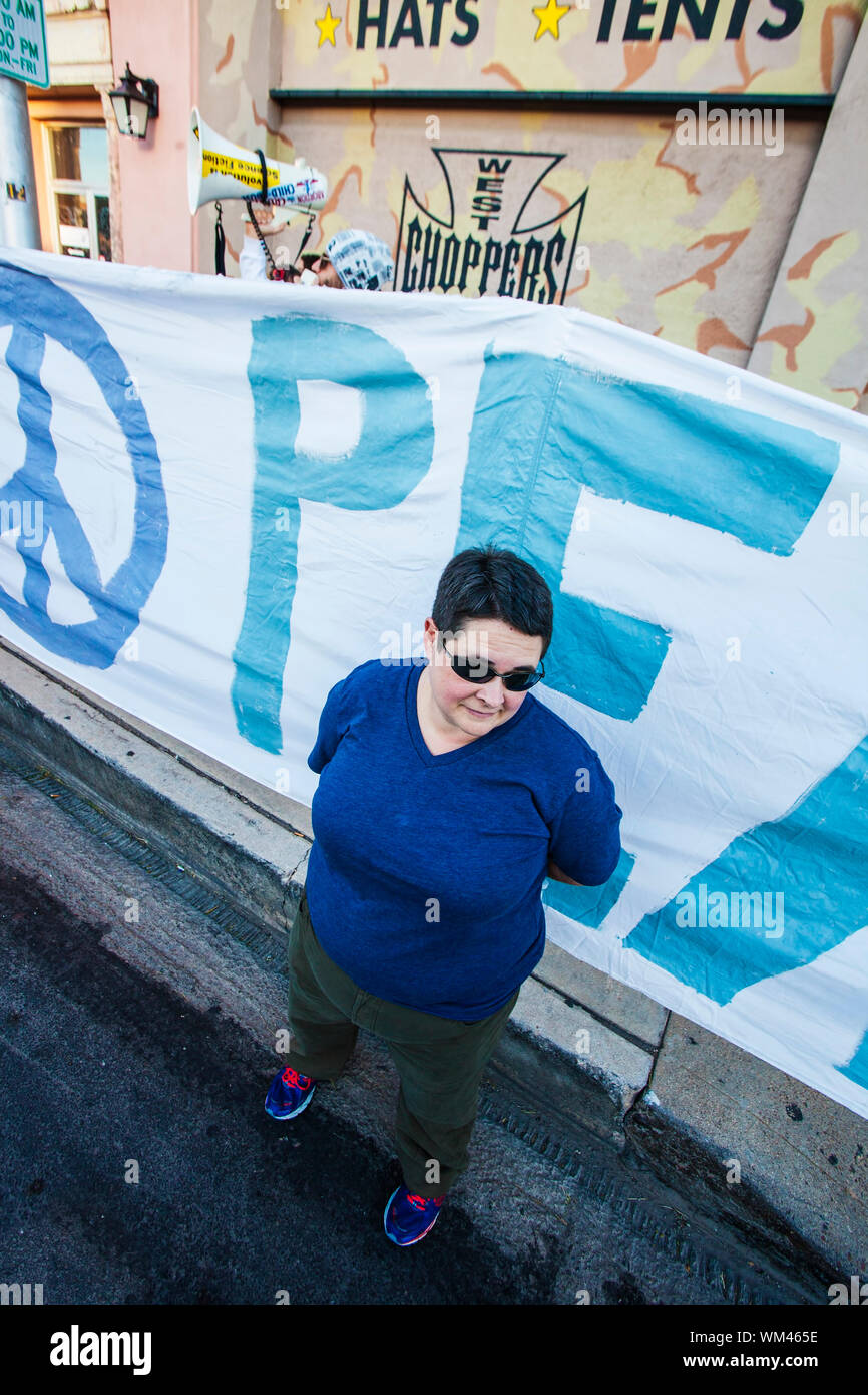 TUCSON, AZ/USA - Novembre 09: donna non identificato sheilds folla da street predicatore fratello Dean Saxton, a tutte le anime Processione su 09 Novembre 2 Foto Stock