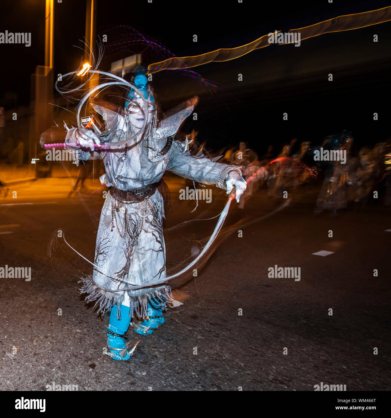 TUCSON, AZ/USA - Novembre 09: esecutore non identificato in argento su tutte le anime processione il 09 novembre 2014 in Tucson, AZ, Stati Uniti d'America. Foto Stock