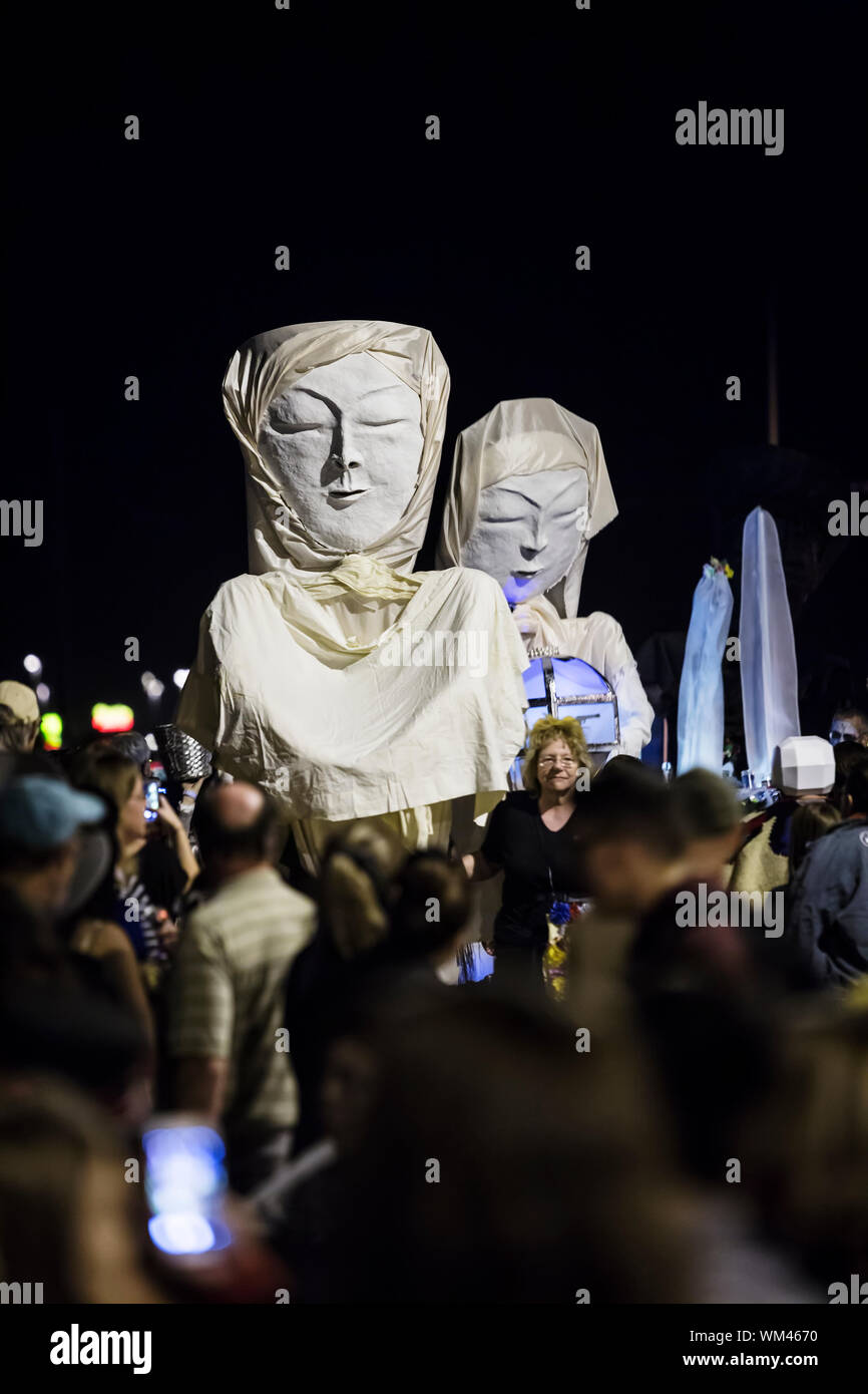 TUCSON, AZ/USA - Novembre 09: persone non identificate con grandi facce asiatica in tutte le anime processione il 09 novembre 2014 in Tucson, AZ, Stati Uniti d'America. Foto Stock