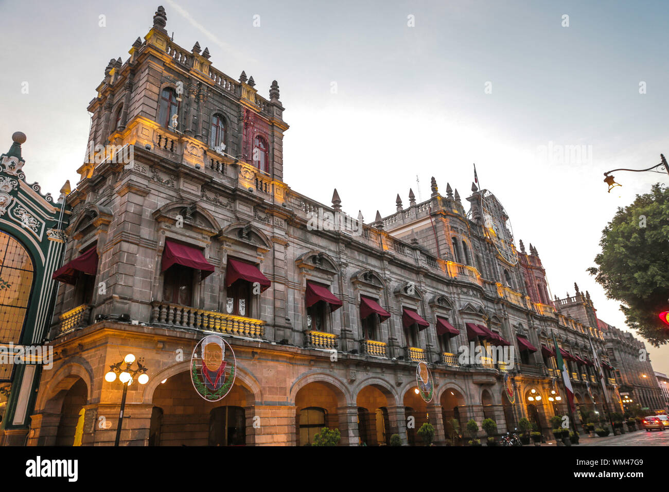 Palazzo municipale di Puebla, Puebla. sunrise nel centro storico e zolacalo de puebla. Città coloniale, storia e architettura antica. Puebla de Zaragoza, Messico. Edificio situato di fronte alla Plaza Mayor del centro storico, un sito del Patrimonio mondiale dal 1987. Architettura Elizabethan con influenze dal neoclassico e rinascimentale italiana (© Foto: LuisGutierrez / NortePhoto.com) Palacio Municipal de Puebla, Puebla. amanecer en el centro historico y zolacalo de puebla. ciudad coloniale, historia y arquitectrua antigua. Puebla de Zaragoza, Messico. Edificio ubicado frente a Foto Stock