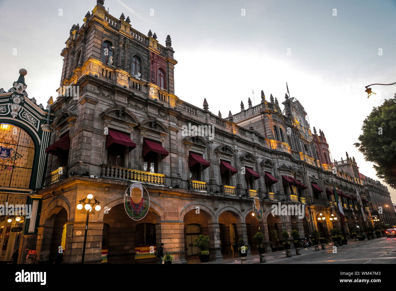 Palazzo municipale di Puebla, Puebla. sunrise nel centro storico e zolacalo de puebla. Città coloniale, storia e architettura antica. Puebla de Zaragoza, Messico. Edificio situato di fronte alla Plaza Mayor del centro storico, un sito del Patrimonio mondiale dal 1987. Architettura Elizabethan con influenze dal neoclassico e rinascimentale italiana (© Foto: LuisGutierrez / NortePhoto.com) Palacio Municipal de Puebla, Puebla. amanecer en el centro historico y zolacalo de puebla. ciudad coloniale, historia y arquitectrua antigua. Puebla de Zaragoza, Messico. Edificio ubicado frente a Foto Stock