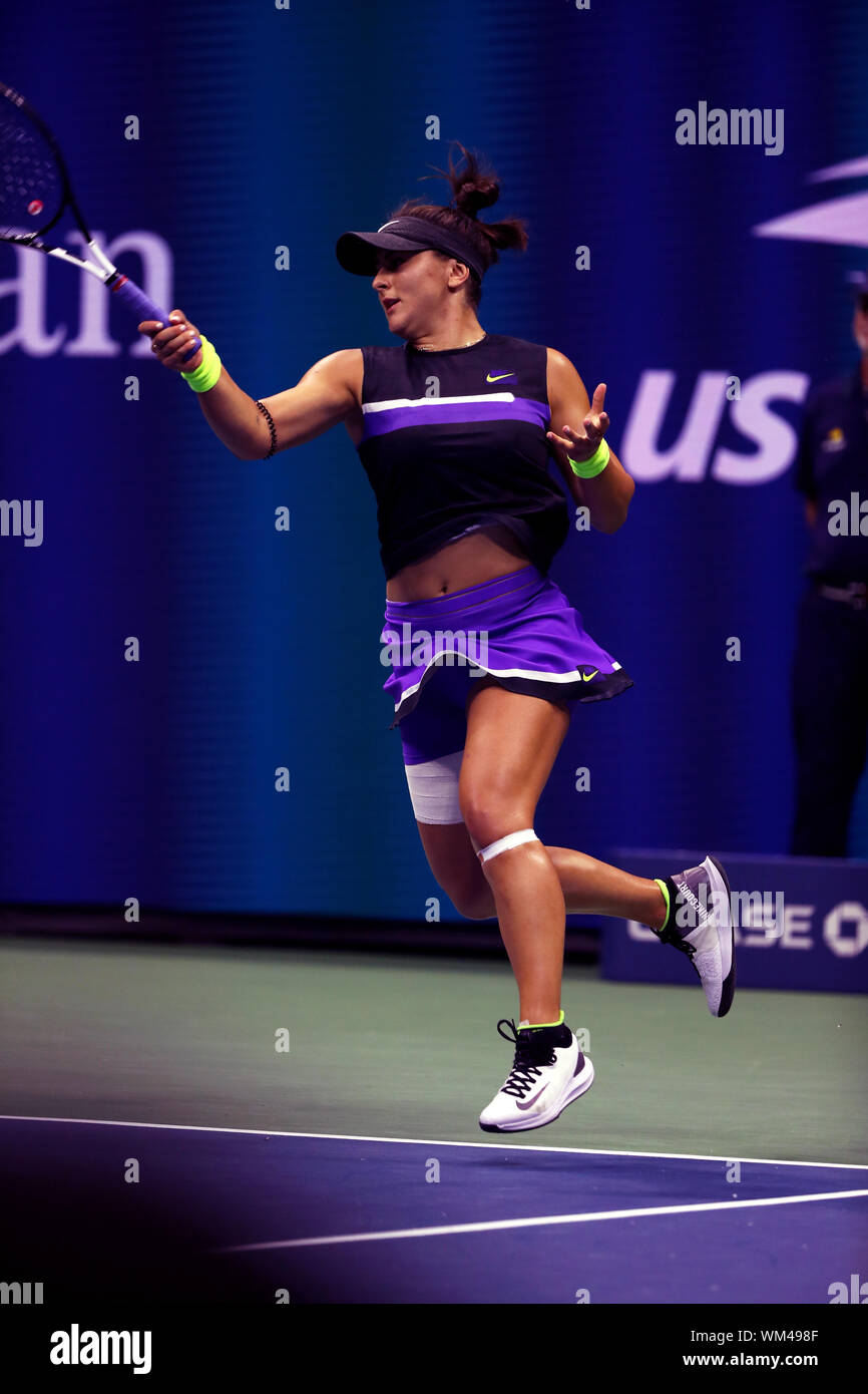 Flushing Meadows, New York, Stati Uniti - 4 settembre, 2019. Bianca Andreescu del Canada in azione contro Elise Martens del Belgio durante la loro quarterfinal corrisponde a US Open di oggi. Andreescu ha vinto in tre set di anticipo per le semifinali. Credito: Adam Stoltman/Alamy Live News Foto Stock