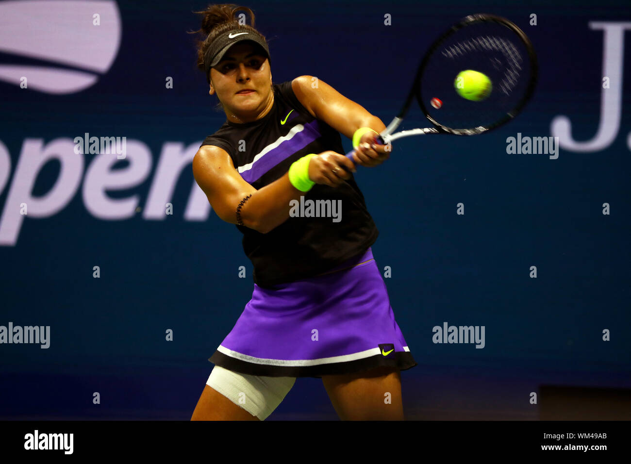 Flushing Meadows, New York, Stati Uniti - 4 settembre, 2019. Bianca Andreescu del Canada in azione contro Elise Martens del Belgio durante la loro quarterfinal corrisponde a US Open di oggi. Andreescu ha vinto in tre set di anticipo per le semifinali. Credito: Adam Stoltman/Alamy Live News Foto Stock