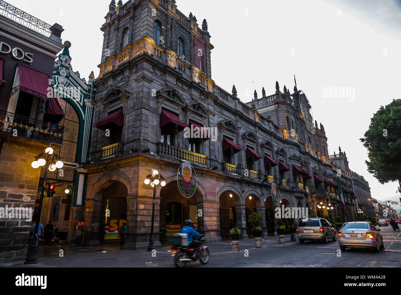 Palazzo municipale di Puebla, Puebla. sunrise nel centro storico e zolacalo de puebla. Città coloniale, storia e architettura antica. Puebla de Zaragoza, Messico. Edificio situato di fronte alla Plaza Mayor del centro storico, un sito del Patrimonio mondiale dal 1987. Architettura Elizabethan con influenze dal neoclassico e rinascimentale italiana (© Foto: LuisGutierrez / NortePhoto.com) Palacio Municipal de Puebla, Puebla. amanecer en el centro historico y zolacalo de puebla. ciudad coloniale, historia y arquitectrua antigua. Puebla de Zaragoza, Messico. Edificio ubicado frente a Foto Stock