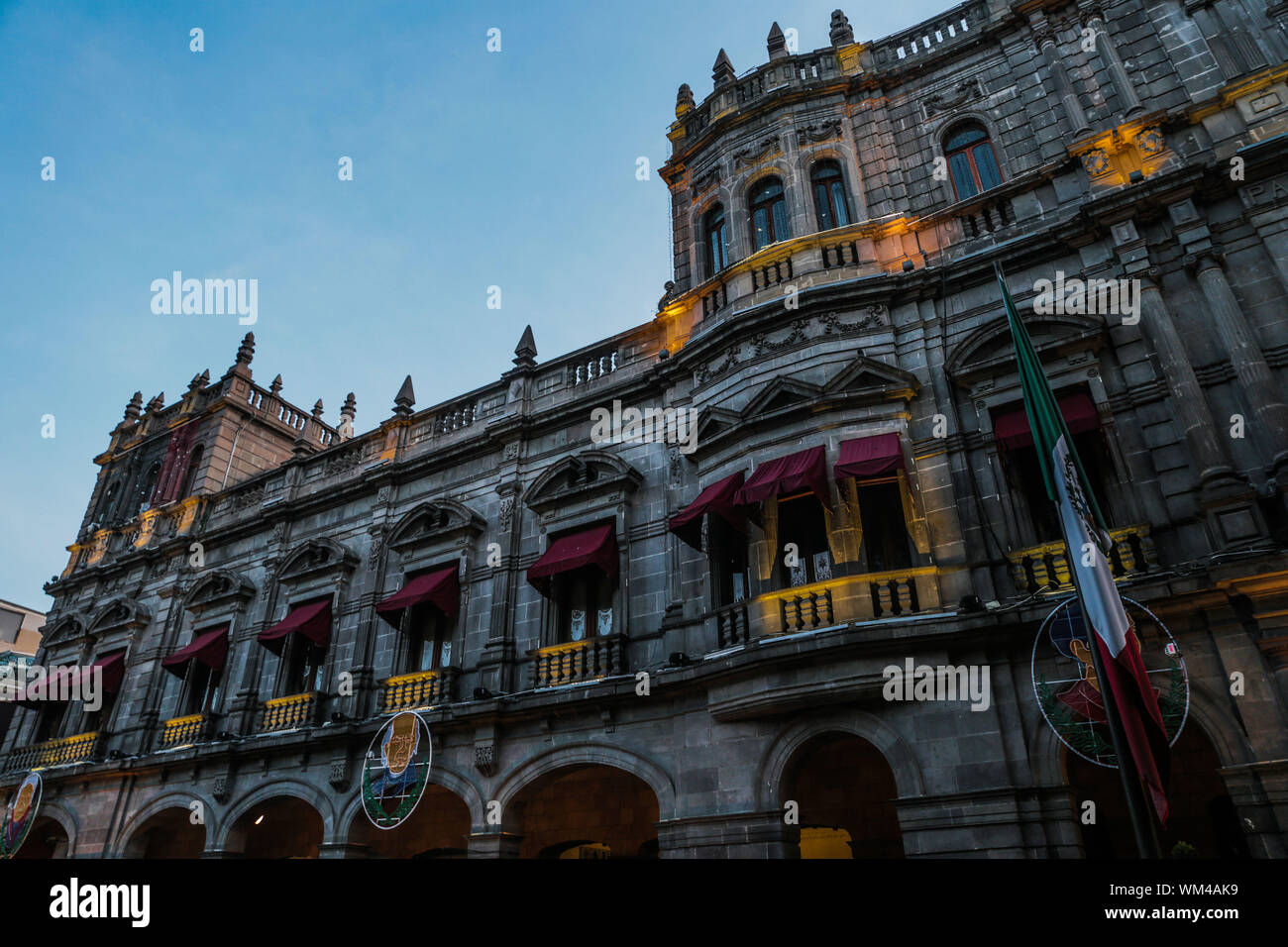 Palazzo municipale di Puebla, Puebla. sunrise nel centro storico e zolacalo de puebla. Città coloniale, storia e architettura antica. Puebla de Zaragoza, Messico. Edificio situato di fronte alla Plaza Mayor del centro storico, un sito del Patrimonio mondiale dal 1987. Architettura Elizabethan con influenze dal neoclassico e rinascimentale italiana (© Foto: LuisGutierrez / NortePhoto.com) Palacio Municipal de Puebla, Puebla. amanecer en el centro historico y zolacalo de puebla. ciudad coloniale, historia y arquitectrua antigua. Puebla de Zaragoza, Messico. Edificio ubicado frente a Foto Stock