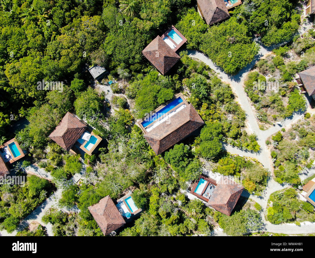 Vista aerea della villa di lusso con piscina nella foresta tropicale. Tropicale privato villa con piscina tra giardino tropicale con palme Foto Stock