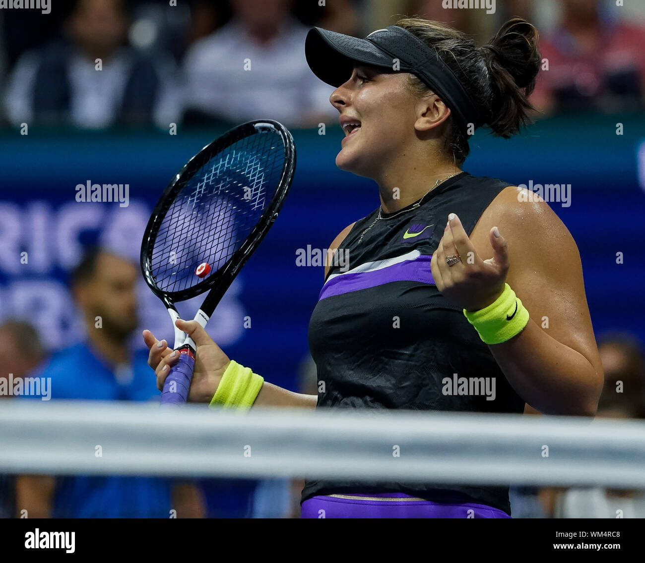 Il Flushing Meadow, gli Stati Uniti. 04 Sep, 2019. Bianca Andreescu, del Canada, reagisce come vince la terza partita per battere Elise Mertens, del Belgio in tre set nel loro quarto di finale di partita in Arthur Ashe Stadium al 2019 US Open Tennis campionati a USTA Billie Jean King National Tennis Center su Mercoledì, 4 settembre 2019 a New York City. Foto di Ray Stubblebine/UPI Credito: UPI/Alamy Live News Foto Stock