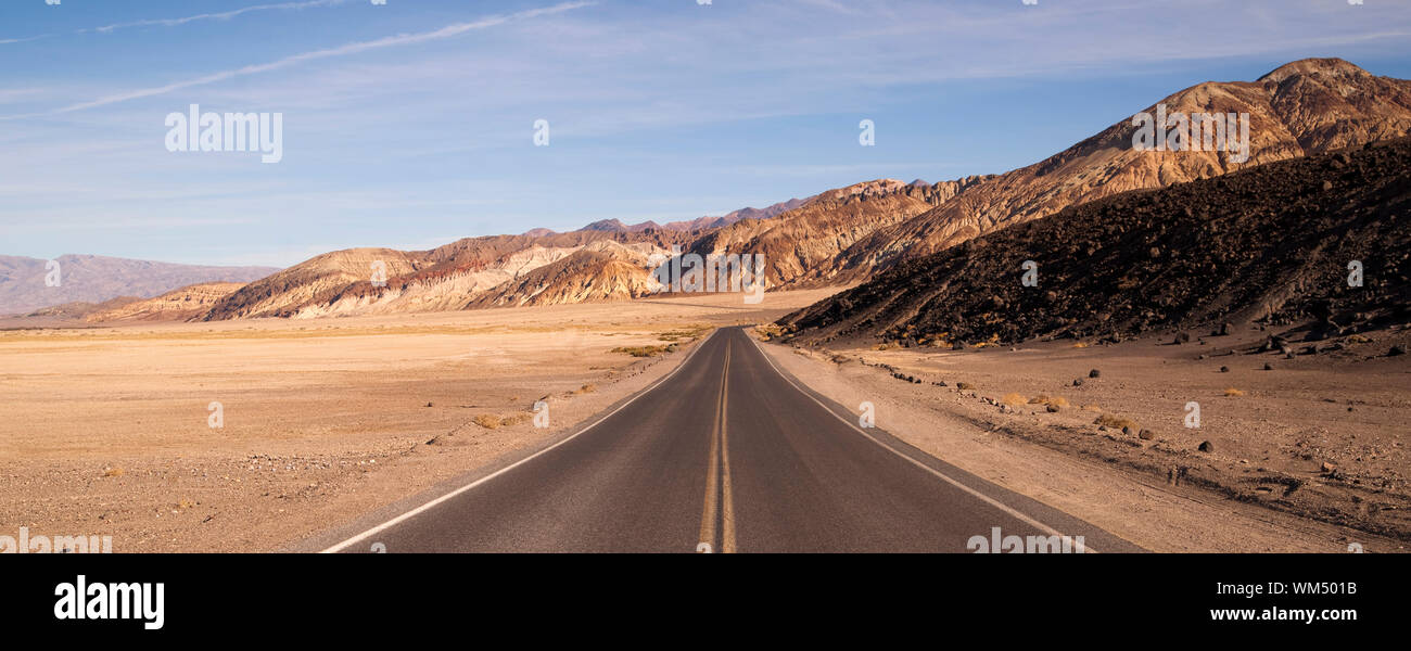 La senape Canyon badland area sulla destra delle due lane autostrada Foto Stock